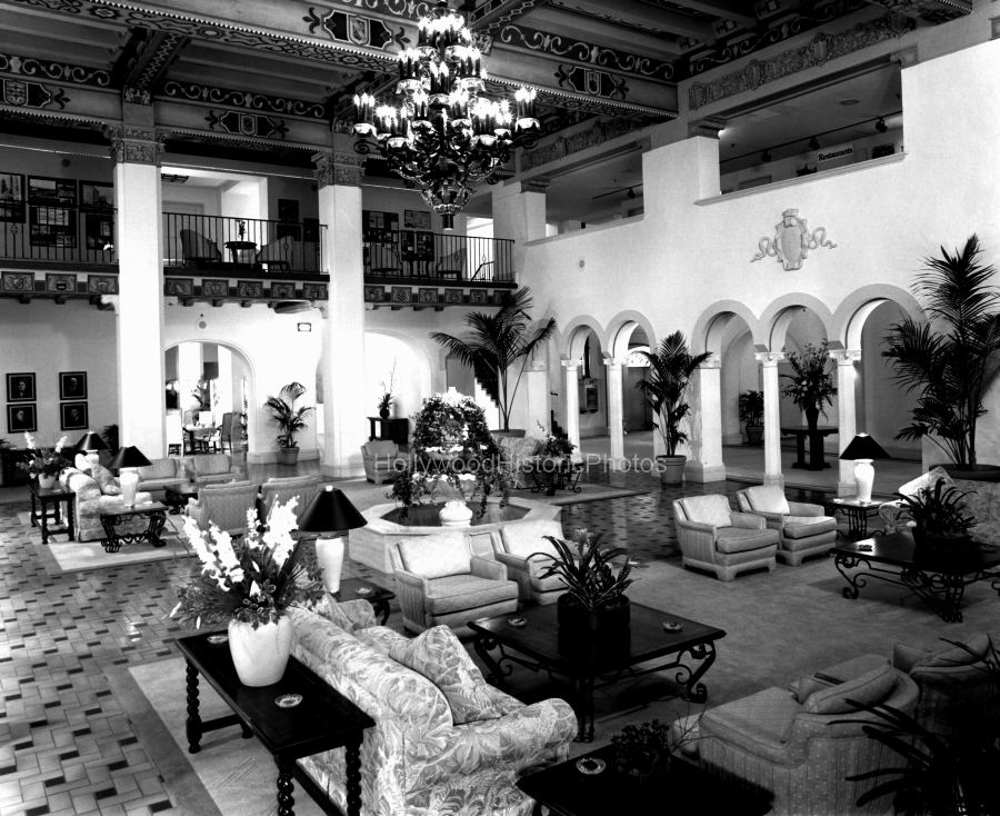 Roosevelt Hotel 1980 Lobby.jpg